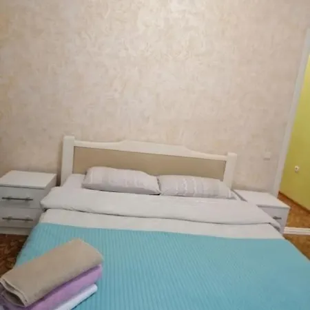 у дерибасовской на цокольном этаже Апартаменты Одесса